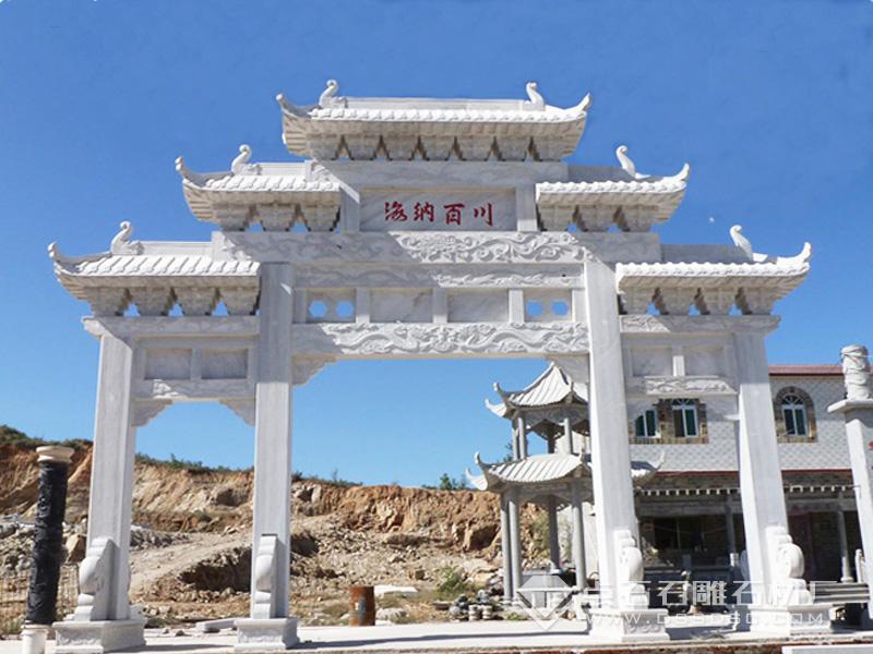 三门三楼汉白玉牌坊